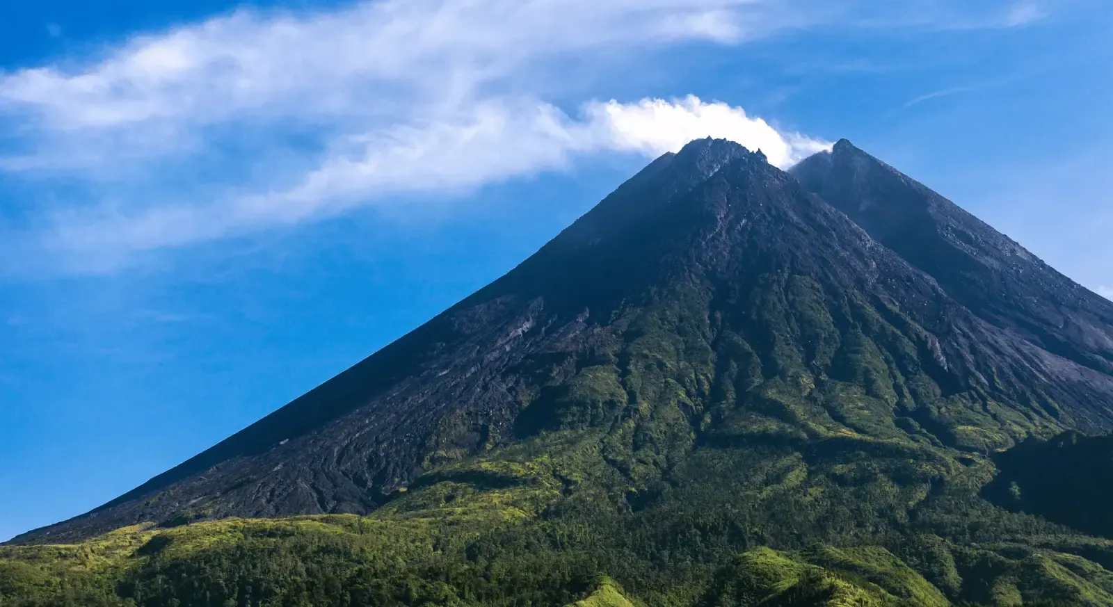 Yogyakarta: 3-Day Heritage, Volcano & Cave Adventure