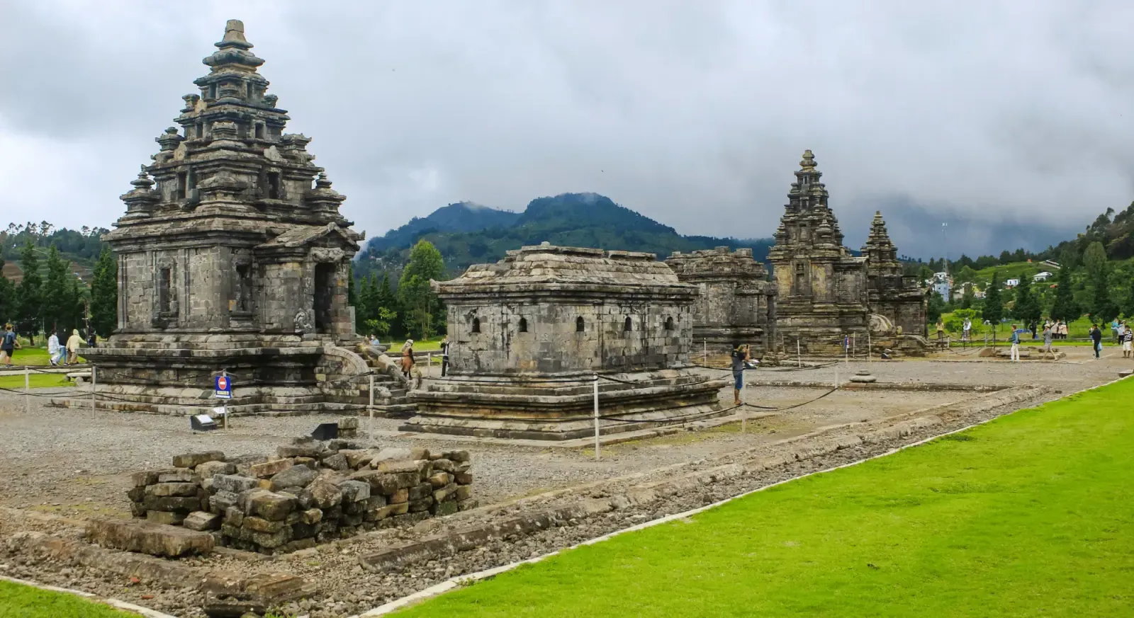 Yogyakarta: Dieng Plateau Highlights Tour