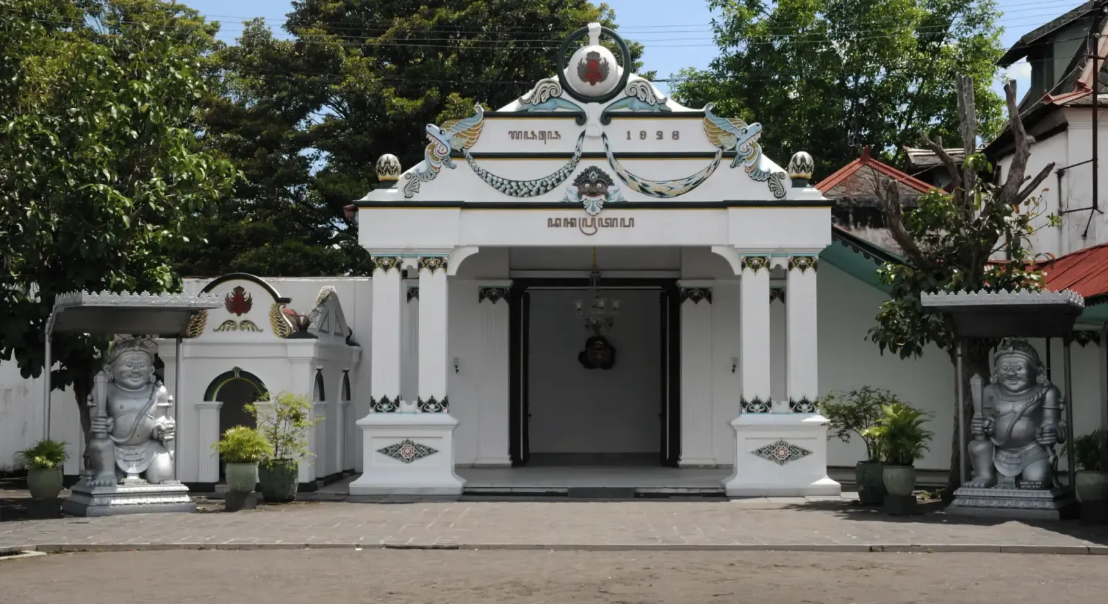 Yogyakarta: Palace, Water Castle & Temples Tour