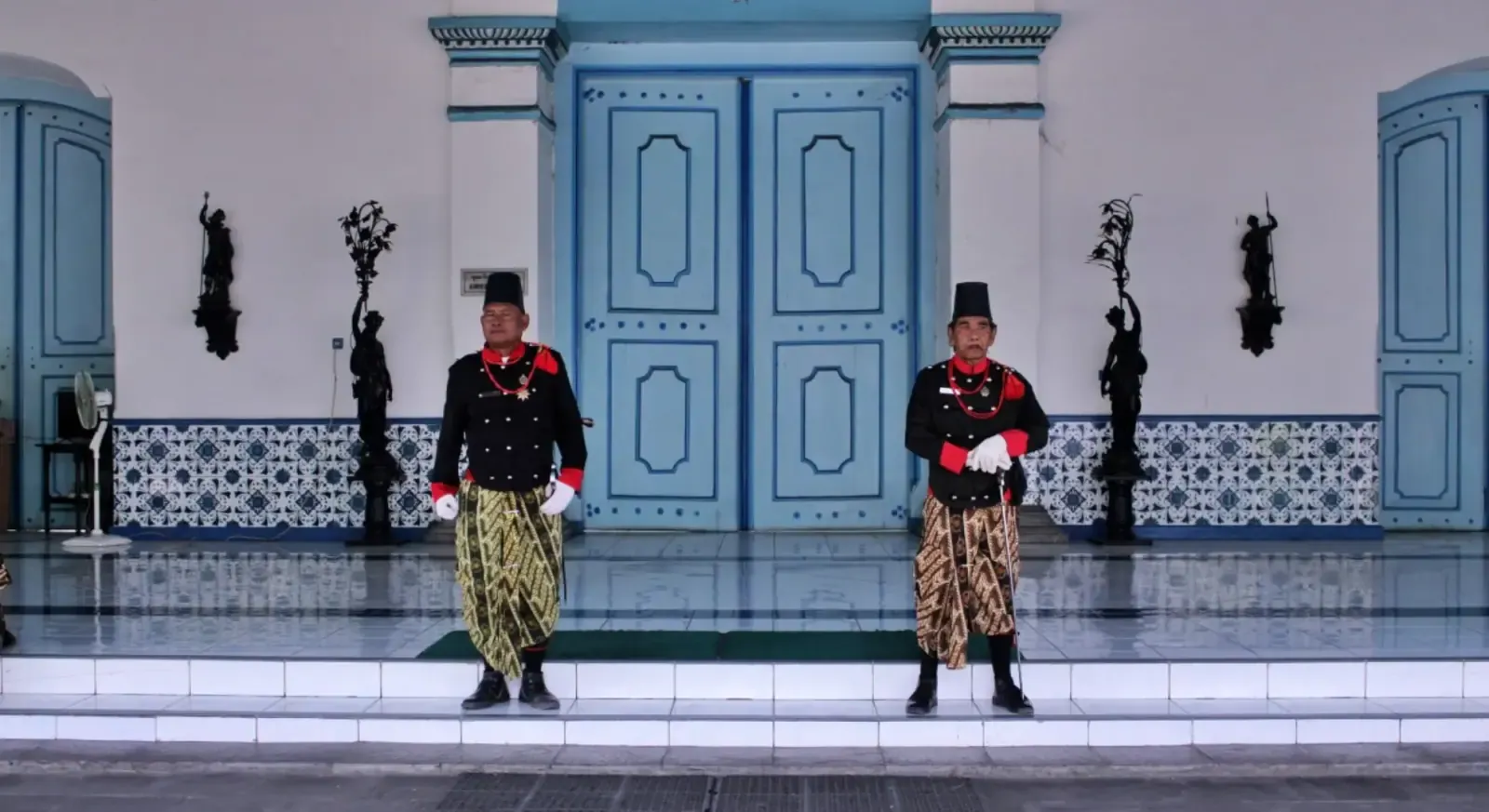 Surakarta: Palace, Waterfall & Hindu Temples