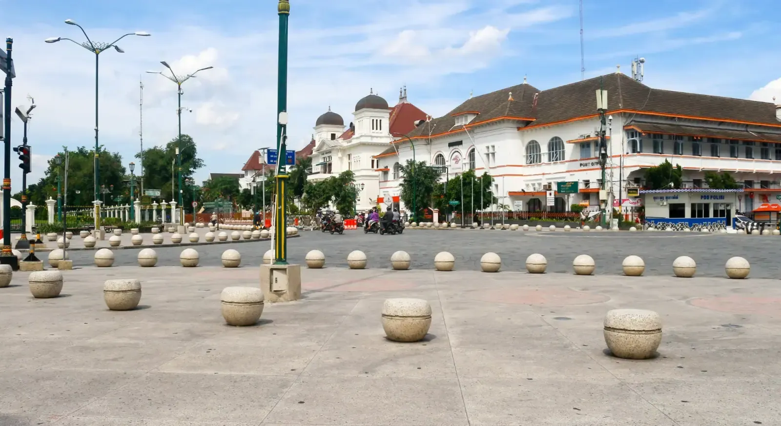 Malioboro Walking Tour & Surroundings